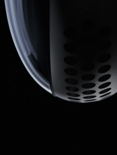 Apple Vision Pro 內部結構分解圖，突顯散熱系統。
