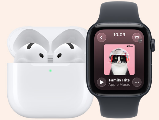 AirPods 4，展示咪高風，置於打開狀態的 MagSafe 充電盒中；充電盒採用圓角設計，展示綠色的充電指示燈；Apple Watch SE 3，午夜暗色鋁金屬錶殼，配搭午夜暗色運動錶帶，螢幕展示 Apple Music app 的正在播放畫面