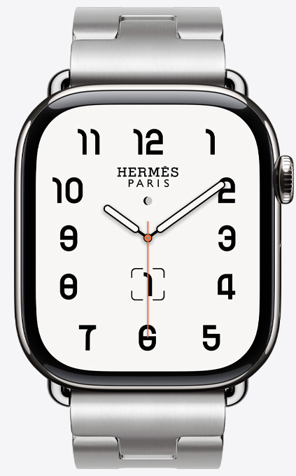 Satiné 緞灰色不鏽鋼 Grand H 錶帶的正面圖，配搭 Hermès Classic 錶面。
