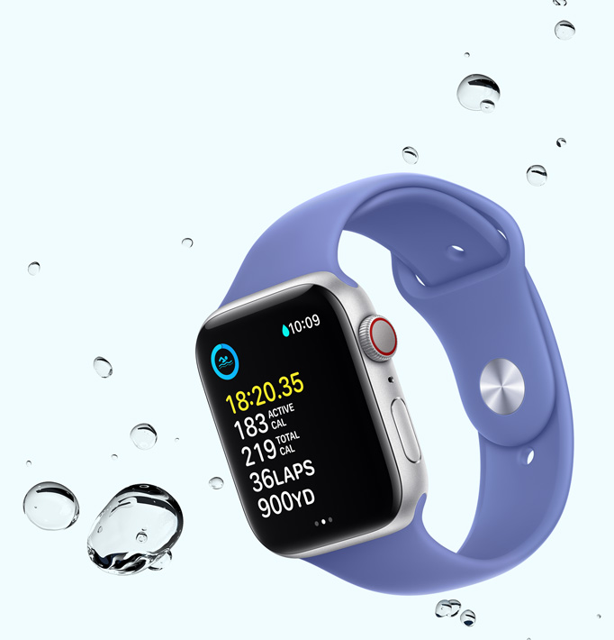 Eine Apple Watch SE mit einem Schwimmtraining auf dem Display und Wassertropfen daneben