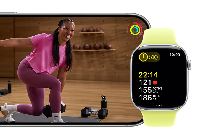 Apple Watch Series 11 monitoruje trening, a iPhone odtwarza wideo z treningiem Fitness+