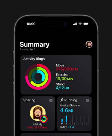iPhone 17 com resumo de Fitness, métricas de anéis de Movimento, Exercício e De pé, junto de partilha de atividades com amigos, estatísticas de corrida semanais e carga de treino