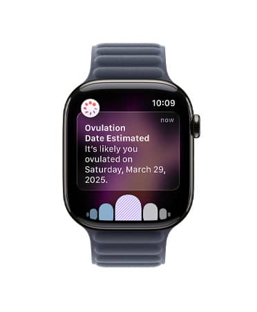 Apple Watch Series 11, com caixa em titânio natural, notificação da data estimada de ovulação com base no Seguimento do ciclo na app Saúde, Digital Crown e Bracelete de elos magnética azul navy