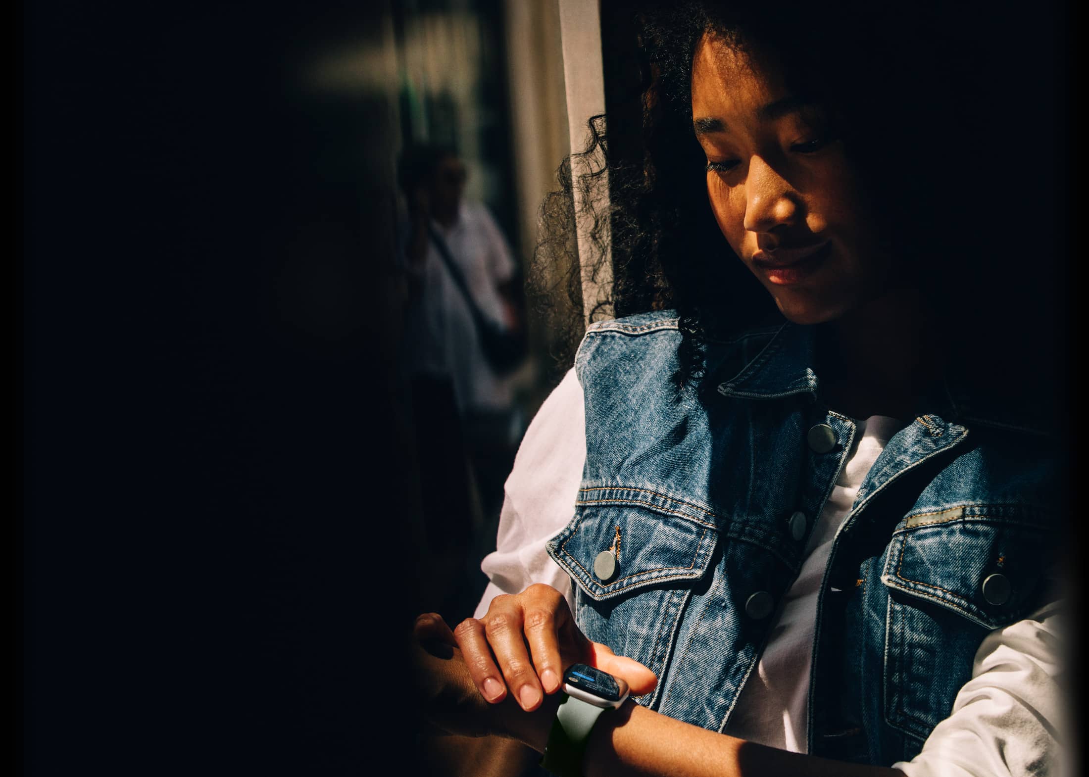 Seseorang memeriksa Pesan di Apple Watch Series 11