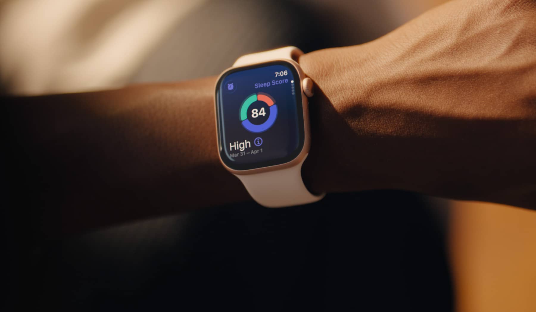 Eine Person erhält die Mitteilung: Möglicher Bluthochdruck auf ihrer Apple Watch Series 11