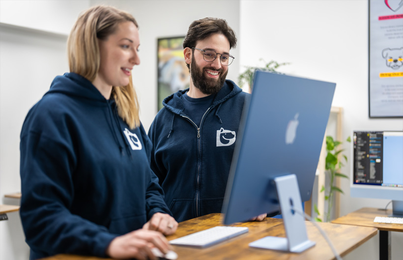 Con la amplia pantalla de la iMac, los gerentes de operaciones pueden consultar los detalles del día en un instante.