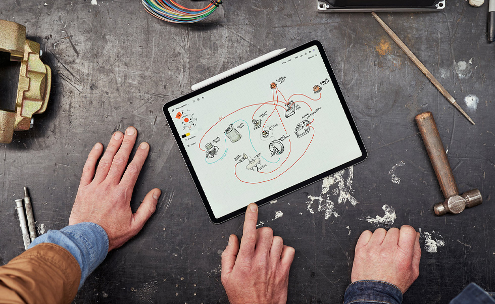 Het team gebruikt iPhones, iPads en Apple Pencils om voertuigen te scannen, moodboards te maken en 3D-modellen te ontwerpen.