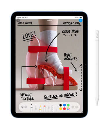 Photo du design d’une chaussure aux couleurs vives sur un iPad avec un Apple Pencil, montrant l’utilisation de l’outil Annoter pour ajouter des notes et des idées