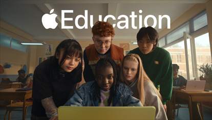 Fünf Schüler:innen arbeiten gemeinsam an einem MacBook Neo in Zitrus und beteiligen sich an einem dynamischen Lernerlebnis im Klassenzimmer
