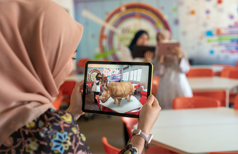 在 Sekolah Seri Puteri 校內，教師與 ALC 導師 Ah Ho Yen Sze 一起探索，在課堂透過 iPad 發揮擴增實境技術的優勢。