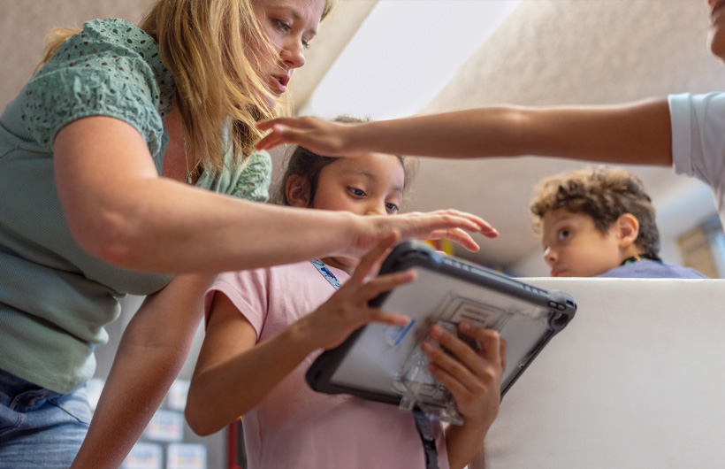 Kim Farias 運用 ALC 導師計劃中學到的技能，協助 Northwood Hills Elementary School 二年級學生學習。