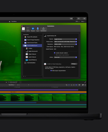 MacBook Pro de 16 pulgadas que muestra la imagen de un auto en una escena con iluminación ambiental verde, ventana de exportación de archivos abierta, clips de video en la parte inferior