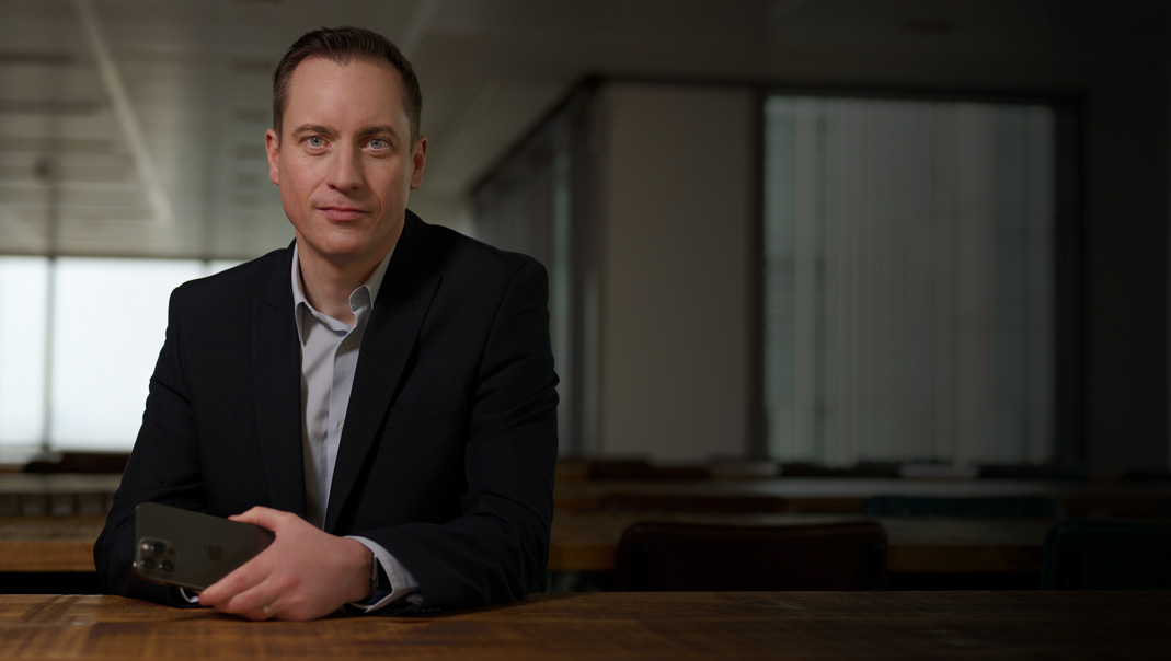 Peter Hanlon, starszy menedżer ds. technologii i urządzeń mobilnych w Openreach, trzyma iPhone’a. Obok widać jego słowa: „Usługi Apple Financial Services pozwoliły nam wymienić dwa razy więcej iPhone’ów, niż robiliśmy to zwykle w ciągu roku. To oznacza, że nasi inżynierowie korzystają z najnowocześniejszej technologii, żeby utrzymywać znakomitą jakość usług dla klientów”.