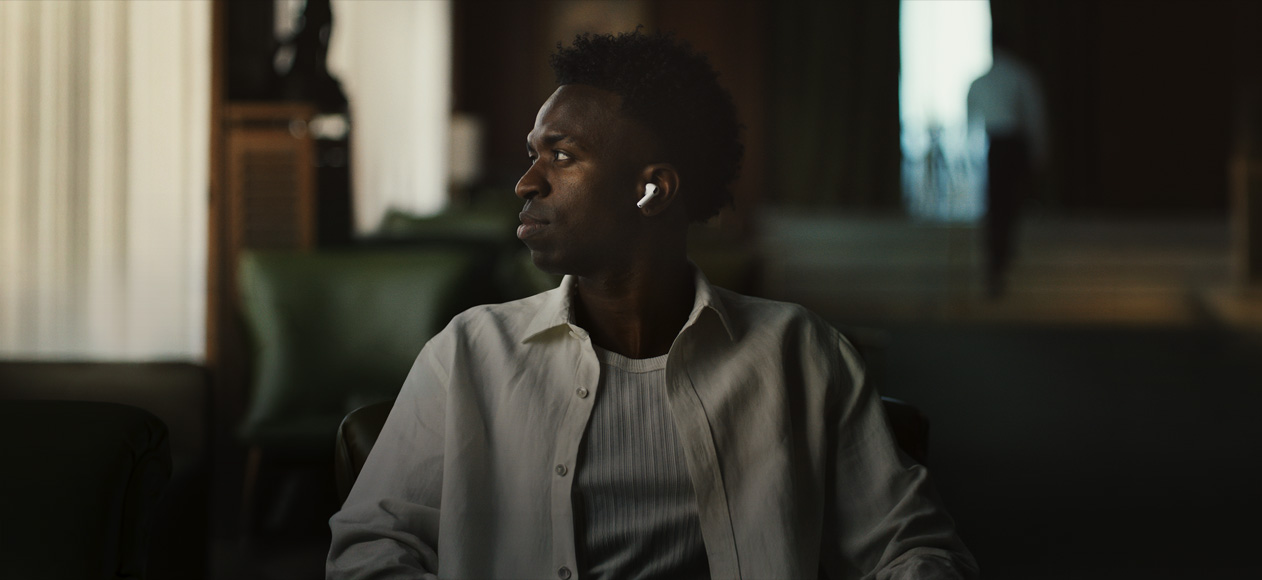 Una persona con una camisa blanca, se ve el audífono izquierdo de los AirPods Pro 3