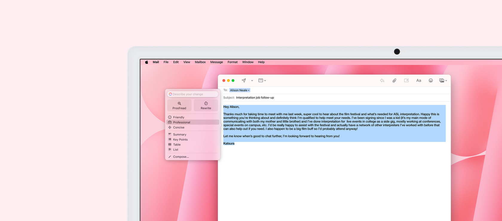 iMac 螢幕顯示郵件 app 上的書寫工具功能。一封電郵草稿被重點標示，旁邊顯示 Professional Tone 選項。