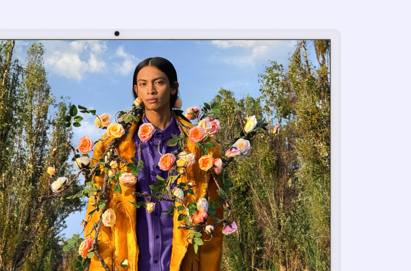 Billede i høj opløsning på skærmen. Det forestiller en person, der er udendørs.