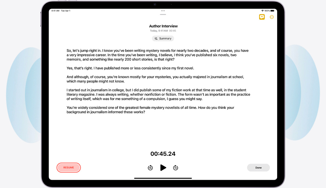 가로 방향으로 놓인 iPad Air의 화면에서 ‘메모’ 앱의 실시간 오디오 전사문을 보여주는 모습