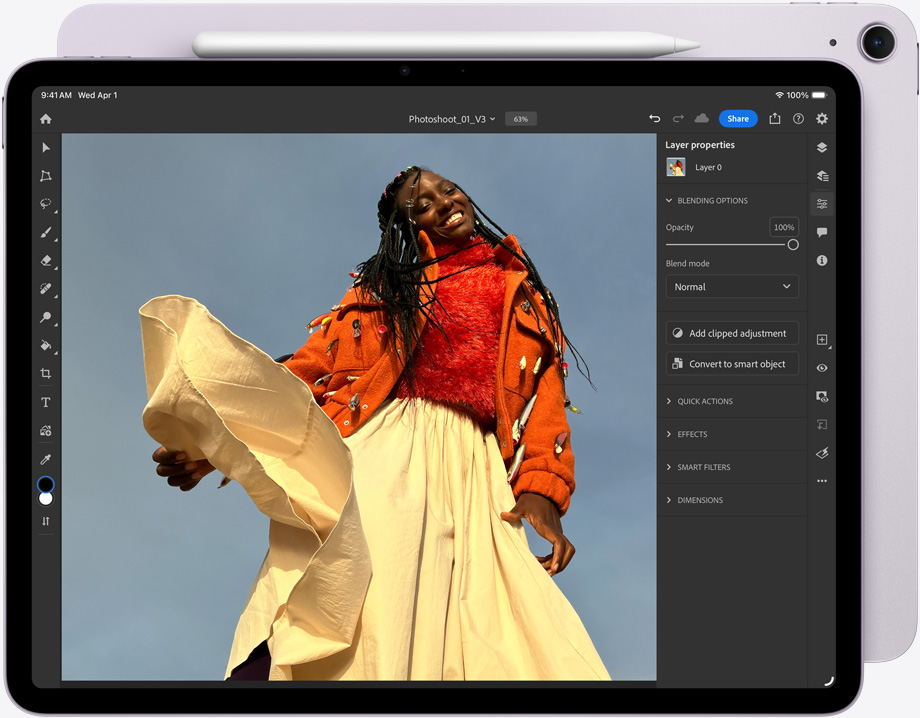 iPad Air 的機身正面，頂部貼合著 Apple Pencil Pro，展示一款 app 上有一張正在編輯的圖片