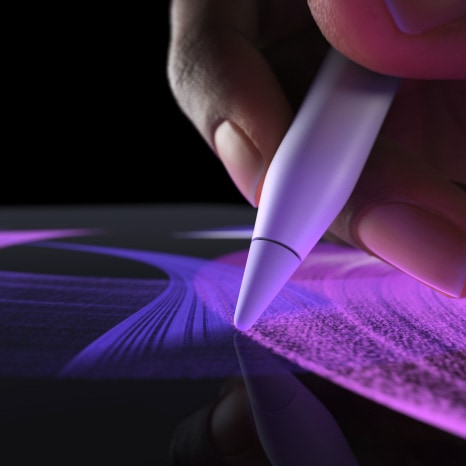 一個人在一款 app 上使用 Apple Pencil Pro 畫出生動的筆刷線條