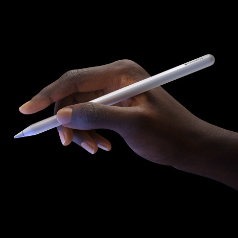使用者手執 Apple Pencil Pro 示範點兩下功能