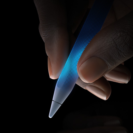 使用者手執 Apple Pencil Pro。Apple Pencil 筆尖較上方位置具備觸控功能，可帶來觸感反應