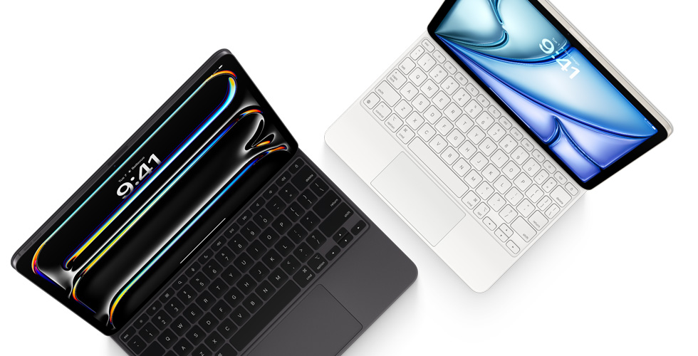 Pohled shora na iPad Pro s připnutým černým Magic Keyboardem k iPadu Pro a na iPad Air s připnutým bílým Magic Keyboardem.