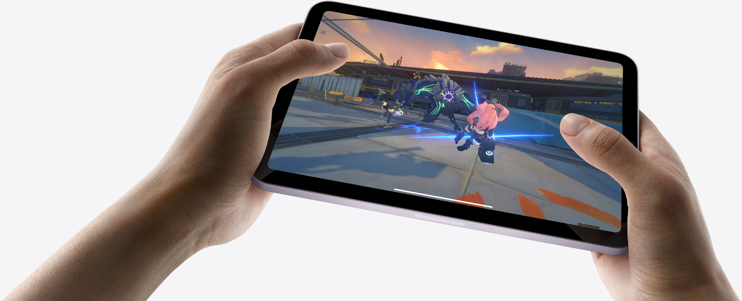 Naudotojo rankose horizontaliai laikomas „iPad mini“, kuriame žaidžiamas daug grafikos išteklių naudojantis žaidimas.