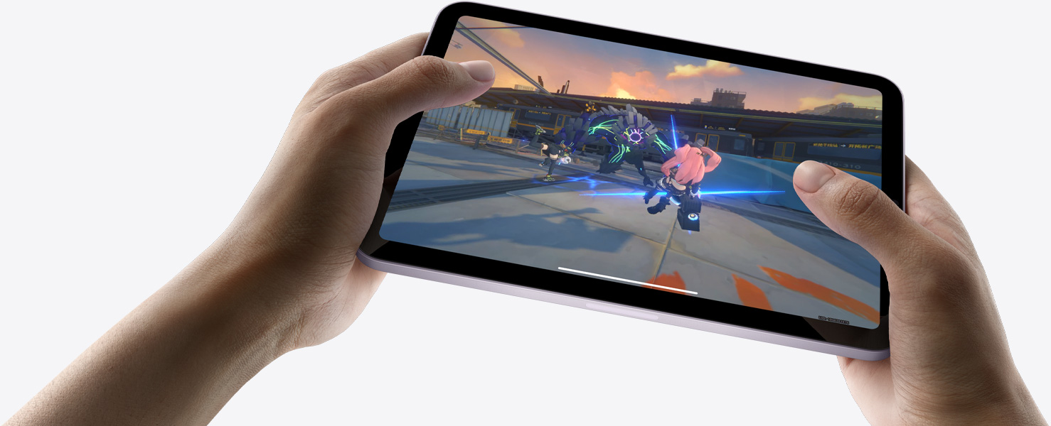 iPad mini를 가로 방향으로 들고 고사양 그래픽 게임을 즐기고 있는 모습.