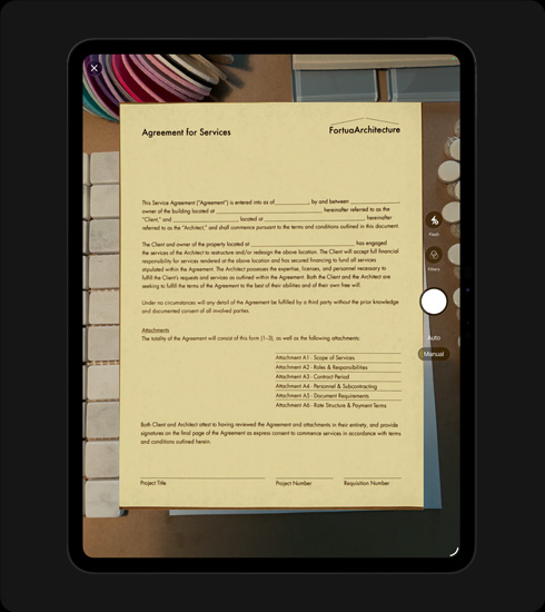 直向放置的太空黑 iPad Pro 機身正面，顯示器展示一份掃描文件，標題為「Agreement for Services」，文字和簽名欄位清晰可見