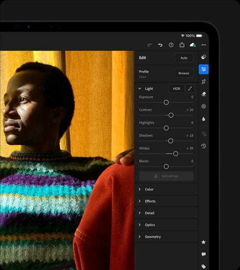 橫向放置的太空黑 iPad Pro 機身正面，顯示器展示正在編輯一幅相片，相片中一個人身穿彩色毛衣，右側展開工具及效果選單