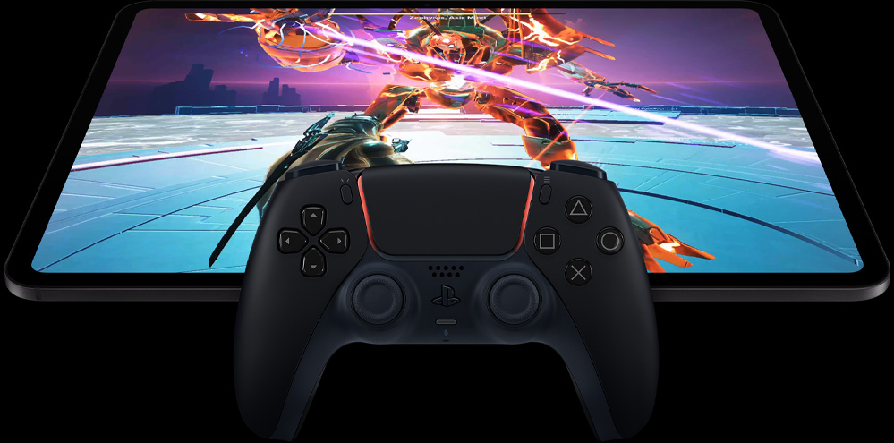 橫向放置的太空黑 iPad Pro 機身正面，頂部放置無線 PlayStation 手掣，螢幕顯示遊戲畫面，一個富未來感的機甲戰士手持發光的粉紅色鐳射劍