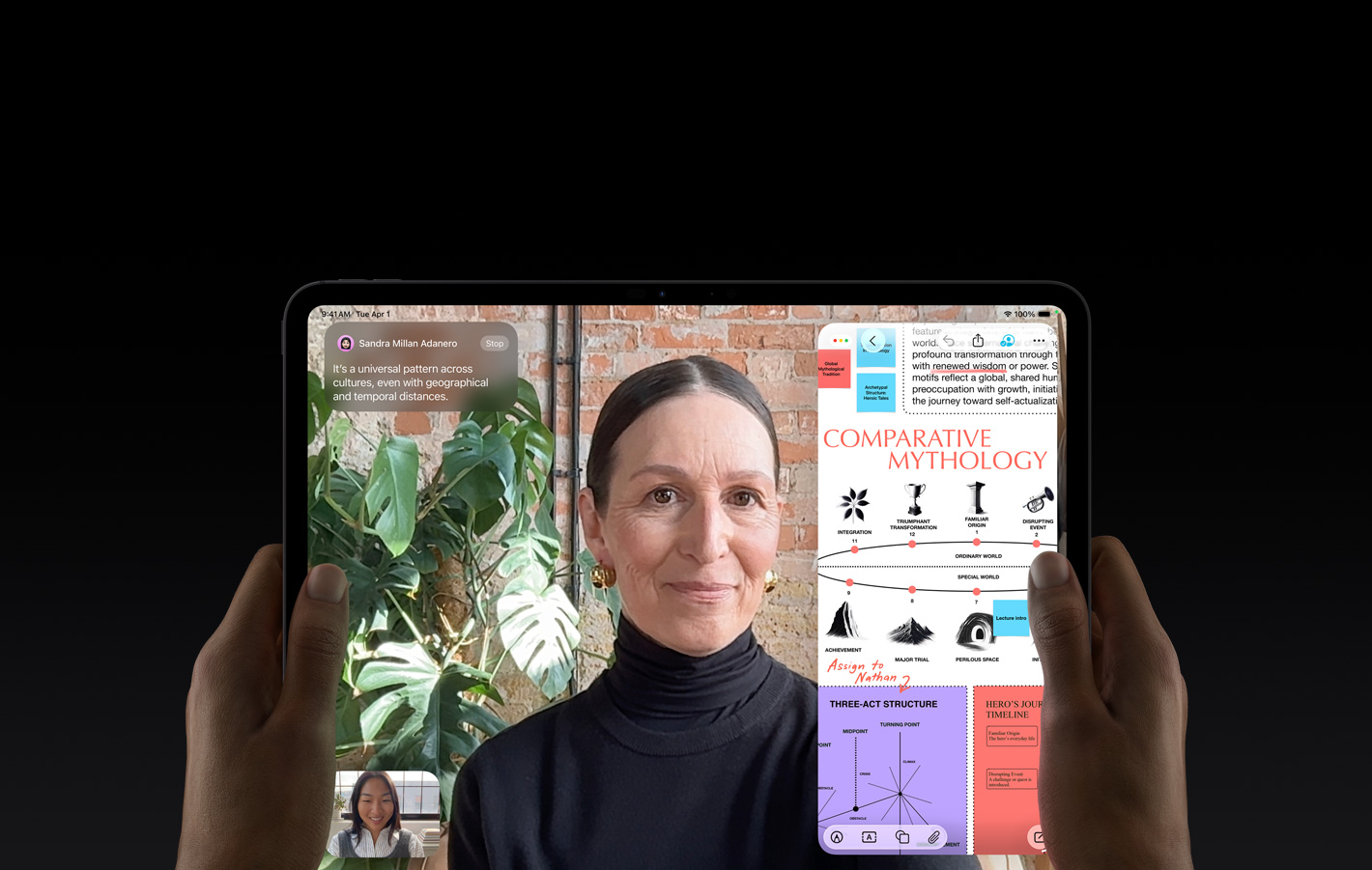 iPad Pro, Vorderansicht, Farbe Space Schwarz, linke und rechte Hand halten es im Querformat, gerundete Ecken, schwarzer Displayrand, das Display zeigt ein FaceTime Gespräch, das live übersetzt wird, und eine Lernapp zeigt eine Präsentation zu «Vergleichende Mythologie» mit Text, Diagrammen und handschriftlichen Notizen