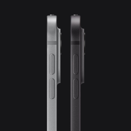 Zwei iPad Pro Geräte, Seitenansicht, Hochformat, in Silber und Space Schwarz, Lautstärketasten, gerundete Ecken, gerade Kanten, erhöhtes Pro Kamera-System