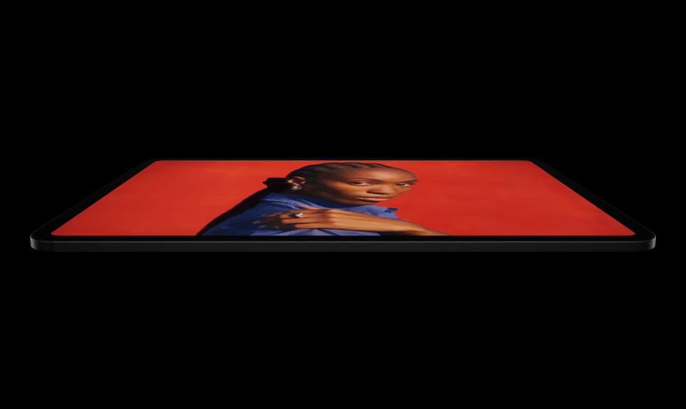 iPad Pro, Seitenansicht, Querformat, Farbe Space Schwarz, gerundete Ecken, schwarzer Displayrand, Display mit einem lebendigen roten Bildschirm, auf dem eine einzelne Person in blauem Shirt mit einer Hand auf der Schulter zu sehen ist