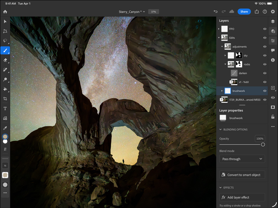 iPad Pro, Vorderansicht, Querformat, Farbe Space Schwarz, gerundete Ecken, schwarzer Displayrand, das Display zeigt das Bearbeiten eines Fotos von einem Canyon und einem Nachthimmel voller Sterne, rechts sind Ebenen, Tools und Effekte sichtbar, darunter Pinsel, Anpassungen und andere