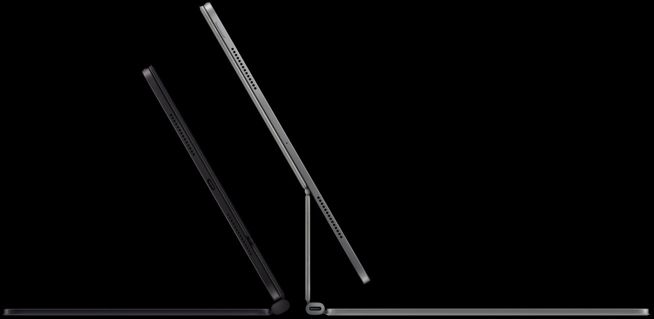 2 iPad Pro Geräte, befestigt am Magic Keyboard, links: iPad Pro, Seitenansicht, Farbe Space Schwarz, Mikrofone, befestigt am Magic Keyboard, Seitenansicht, Farbe Space Schwarz, dünnes Profil, das iPad Pro ist in einem 45 Grad geneigt, rechts: iPad Pro, Seitenansicht, Farbe Silber, Mikrofone, befestigt am Magic Keyboard, Seitenansicht, Farbe Silber, das iPad Pro ist in einem 45 Grad geneigt und zeigt das schwebende Design der Tastatur und den USB‑C Anschluss