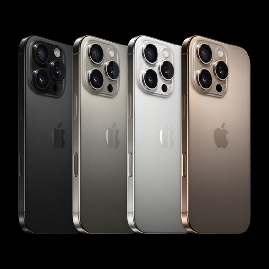 iPhone 16 Pro 的背面圖，展示全部四款外觀，包括黑色鈦金屬、原色鈦金屬、白色鈦金屬和沙漠色鈦金屬。
