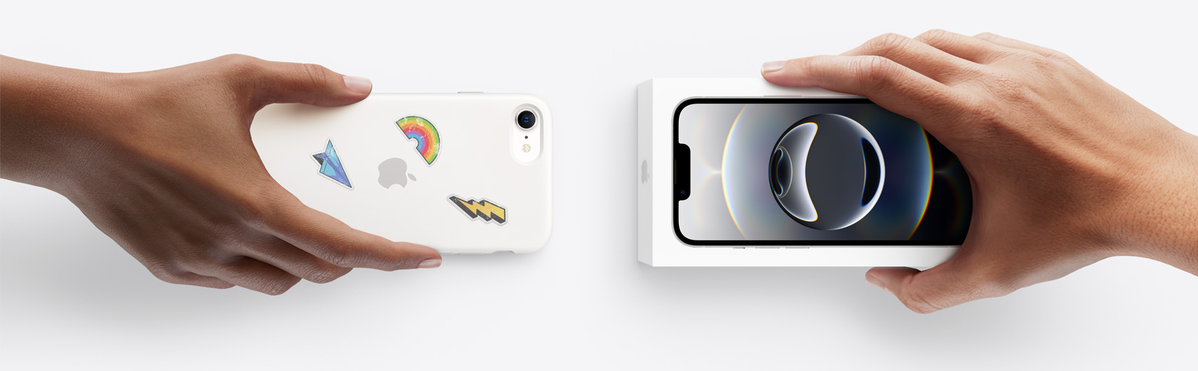 يدان تستبدلان جهاز iPhone بجهاز iPhone&nbsp;16e جديد في علبته.