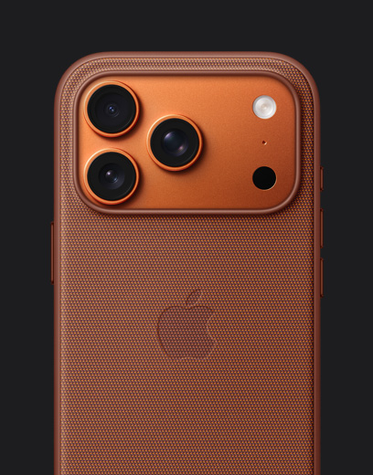 오렌지 색상 MagSafe형 테크우븐 케이스를 씌운 코스믹 오렌지 마감 iPhone 17 Pro 뒷면