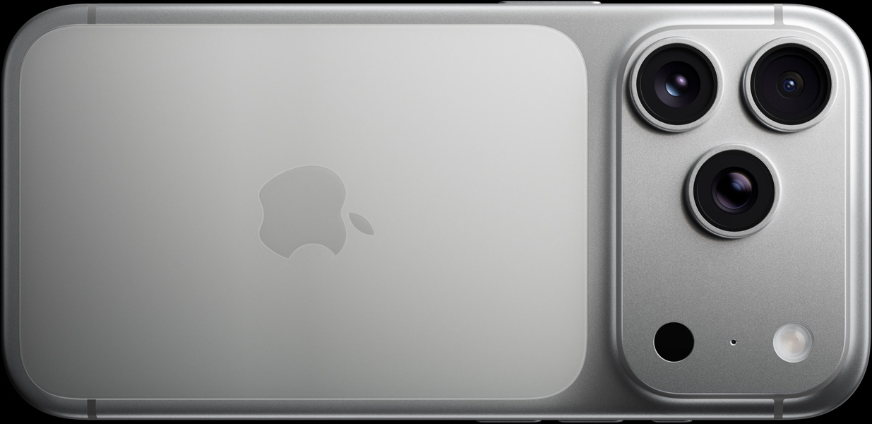 프로 Fusion 카메라 시스템, 렌즈 세 개, 마이크, 플래시가 보이는 실버 색상 iPhone 17 Pro 뒷면