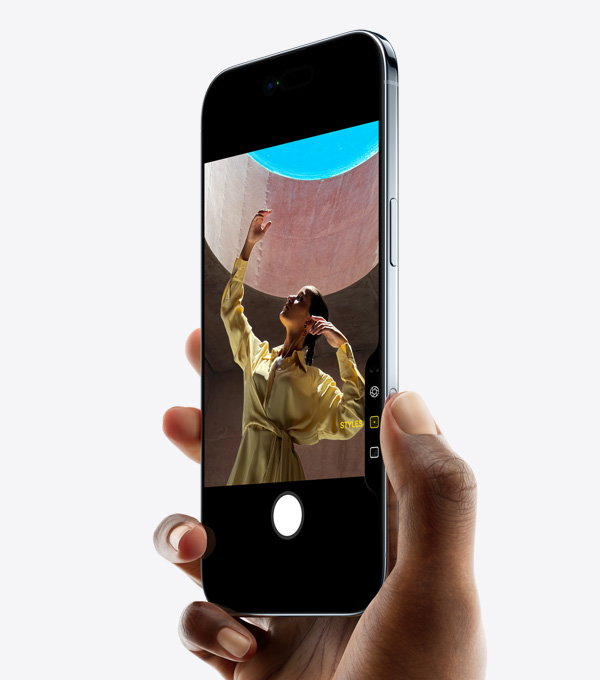 Tangan menggenggam iPhone Air dengan ibu jari di tombol Kontrol Kamera, eksterior depan, eksterior samping, bentuk tipis, Dynamic Island, tombol samping