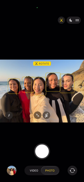 Layar depan iPhone Air menunjukkan selfie grup di fitur Pusat Sorotan untuk foto