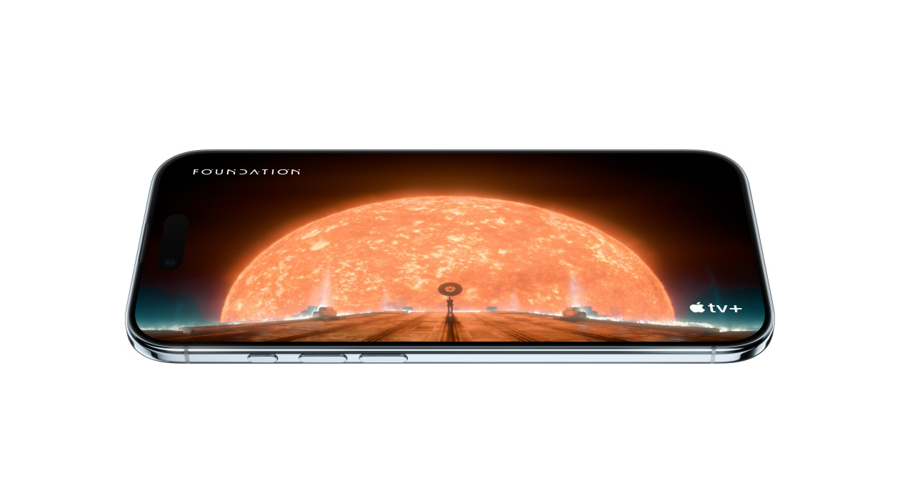 iPhone Air, eksterior depan, eksterior samping, menunjukkan adegan diam dari serial Apple TV+ Foundation