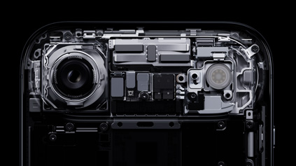 iPhone Air, komponen interior ditunjukkan di bagian atas yang lebih tinggi: termasuk kamera Utama Fusion, flash kamera, chip