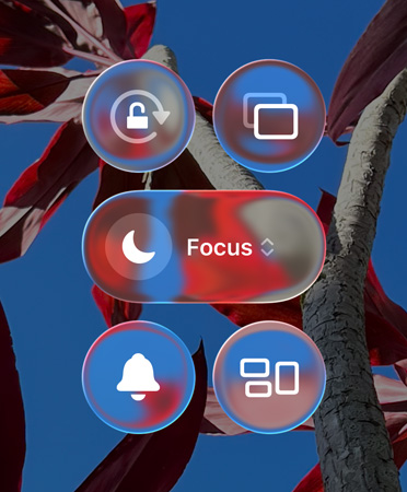 Layar Home iPhone berwarna-warni dengan aplikasi dan widget Liquid Glass yang transparan