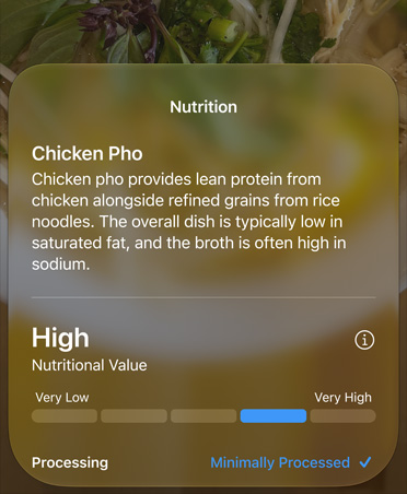 카메라 앱 인터페이스의 Siri 모드에서 비주얼 인텔리전스로 식별한 음식의 영양 정보가 표시되어 있습니다. 화면에는 닭고기 쌀국수의 일반적인 재료와 영양 정보 등 자세한 정보가 표시되어 있습니다.
