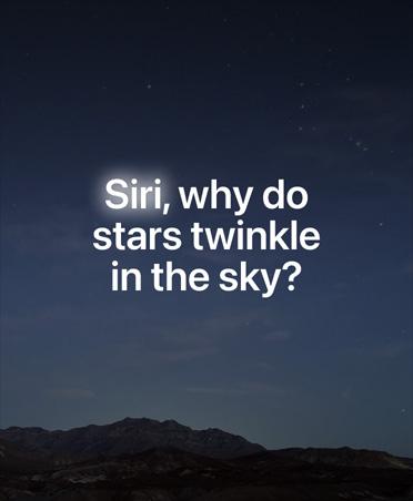 별이 가득한 밤하늘 화면에 Siri AI에게 “Siri야, 왜 별은 밤하늘에서 반짝이니?”라고 질문하는 텍스트 오버레이가 표시된 모습