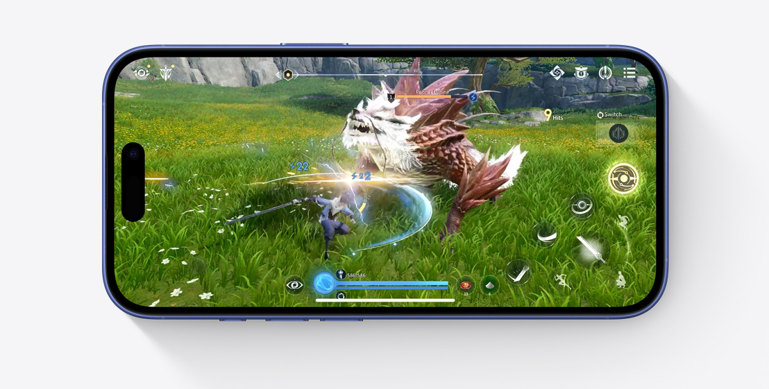 横向きのiPhone 16にビデオゲーム「Honor of Kings: World」のシーンが表示されている