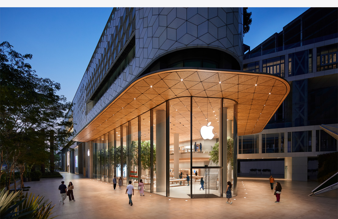 夜に撮影したモダンなApple Storeの写真