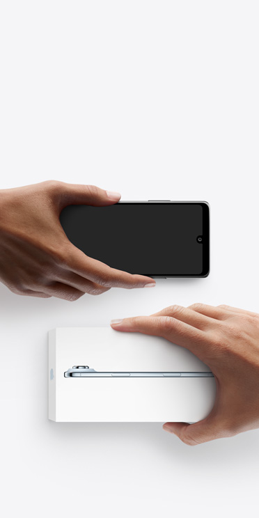 Hände, die Telefone austauschen, links ein Android Gerät ohne Verpackung, rechts ein neues iPhone Air in Verpackung